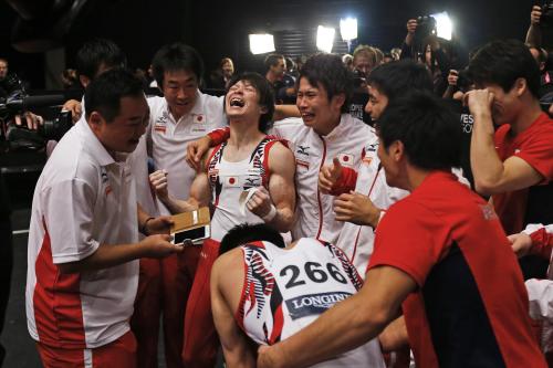 男子団体総合で優勝を決め大喜びの内村（左から３人目）ら日本代表（ＡＰ）