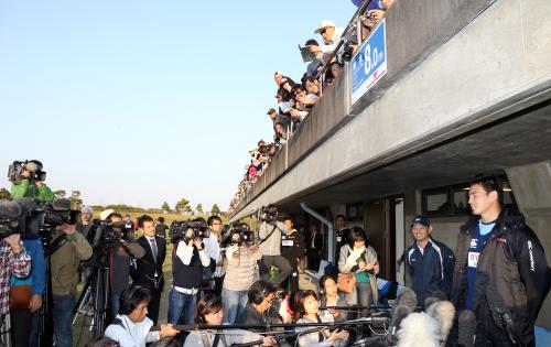 試合後、大勢のファンと報道陣に囲まれ取材を受ける五郎丸