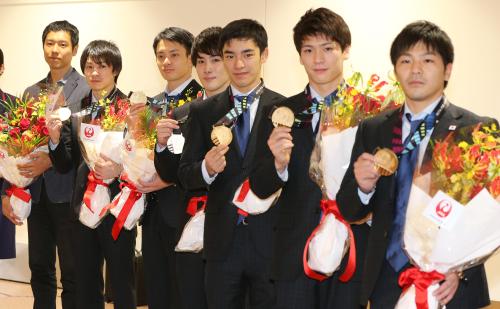 メダルを披露する内村（左から２人目）ら体操日本代表メンバー