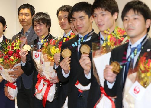 花束を手にメダルを披露する内村（左から２人目）ら体操男子日本代表の選手たち
