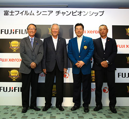 笑顔でフォトセッションに臨む左から松井功大会名誉会長、青木功、室田淳、崎山武志