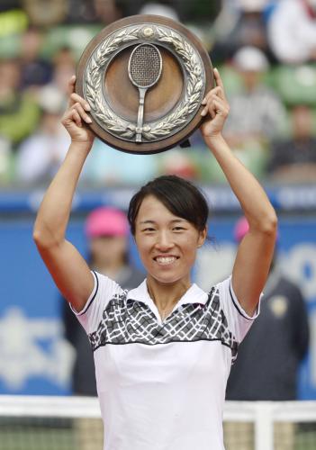 全日本テニス女子シングルスで優勝した桑田