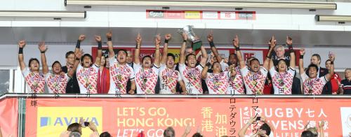優勝に壇上で喜びを爆発させる日本代表の選手たち