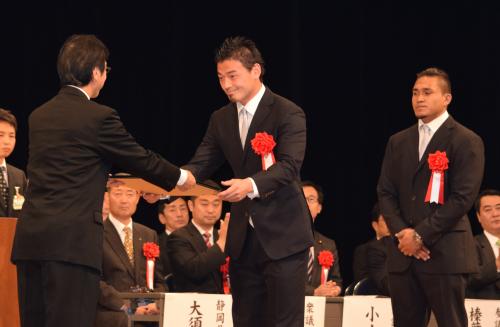 磐田市の渡部市長から市民賞特別賞の表彰を受ける五郎丸（中央）