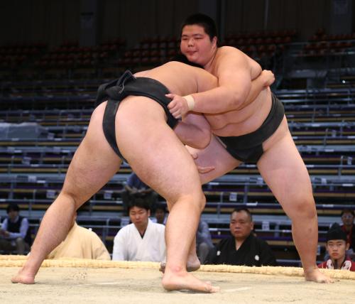 ＜大相撲九州場所３日目＞前相撲で横江（左）を上手出し投げで破った琴鎌谷