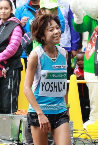 ＜さいたま国際マラソン＞日本人トップの全体２位でゴールした吉田香織は笑顔を見せる