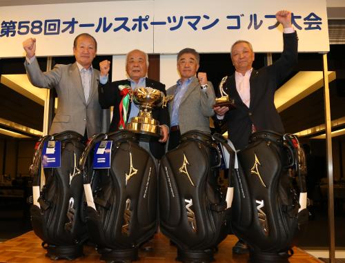 団体優勝を飾ったスキーの（左から）鈴木洋一、丸山仁也、宮嶋啓、丸山寿一