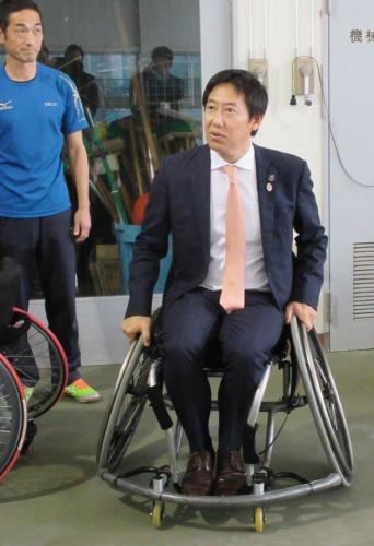競技用車いすを体験するスポーツ庁の鈴木長官