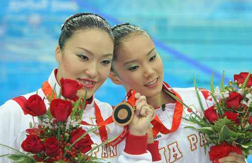 北京五輪シンクロデュエット表彰式で銅メダルを手に笑顔を見せる鈴木絵美子（左）と原田早穂