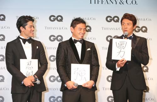 受賞者インタビューで笑いあう（左から）鈴木、五郎丸、松岡