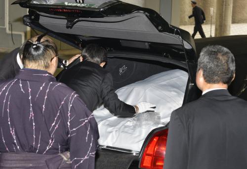 東京へ向かうため、車に乗せられた北の湖理事長の遺体＝21日午後、福岡市