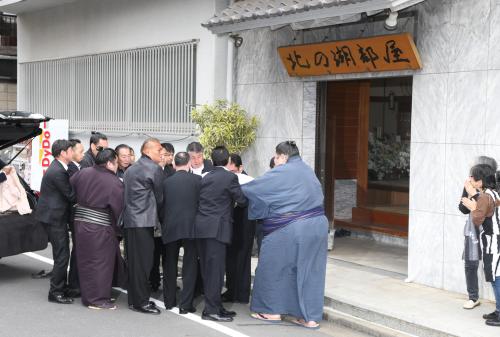 福岡から運ばれた北の湖理事長の遺体は大露羅（右）ら弟子や関係者の手によって部屋に運び込まれた