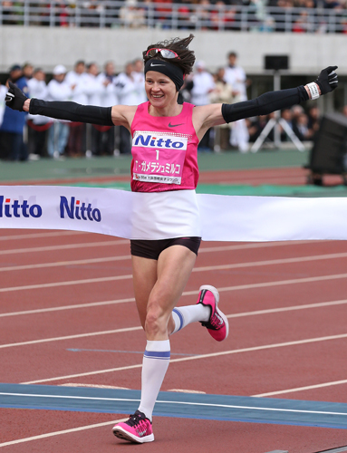 大阪国際女子マラソンで３連覇したロガメラ