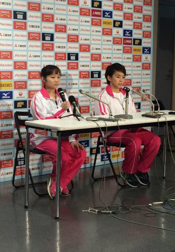 全日本団体選手権に向けた会見に臨む鶴見（左）。右は村上