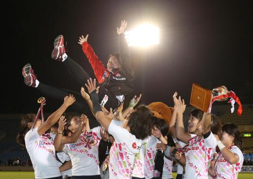 ＜７人制女子ラグビーリオ予選決勝　日本・カザフスタン＞胴上げされる浅見ＨＣ