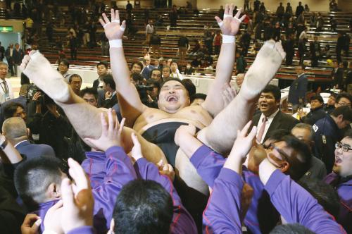 相撲の第64回全日本選手権で優勝し、胴上げされるバーサンスレン・トゥルボルド