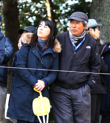 観戦する石川の父・勝美さん（右）と母・由紀子さん