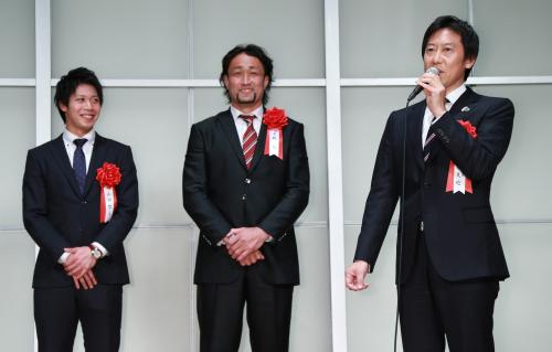 山田（左）、大野（中）の前であいさつする鈴木大地スポーツ庁長官
