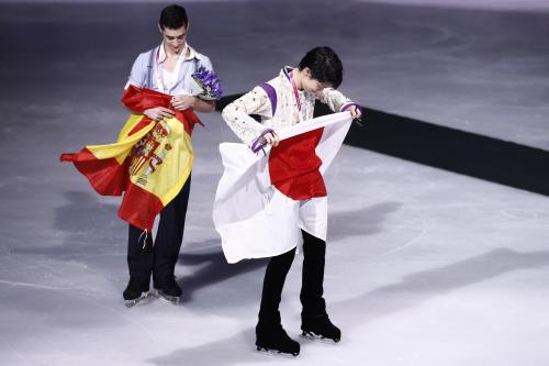 国旗を手にする優勝した羽生（右）と２位のフェルナンデス（ＡＰ）