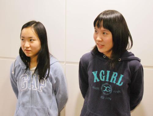卓球のグランドファイナルから帰国した伊藤美誠（左）と平野美宇