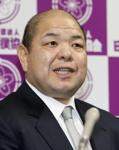 就任の記者会見をする日本相撲協会の八角新理事長