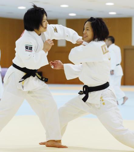 強化合宿で練習する中村美里（左）と松本薫＝味の素ナショナルトレーニングセンター