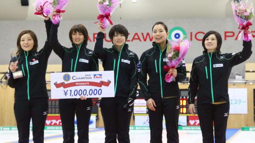 カーリングの軽井沢国際選手権で優勝した小笠原（左端）ら北海道銀行