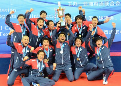 水球のアジア選手権で中国に勝利してリオデジャネイロ五輪出場を決め、トロフィーを掲げ喜ぶ志水主将ら水球男子の日本代表