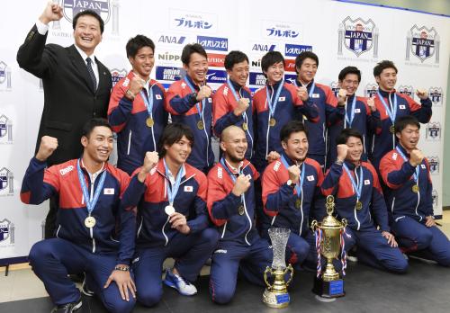 リオデジャネイロ五輪出場を決め帰国し、笑顔で写真に納まる大本監督（左端上）ら水球男子日本代表チーム