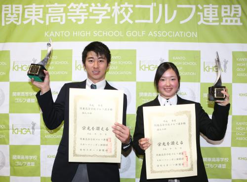 優勝しトロフィーを掲げる立教池袋の塚本岳（左）と埼玉平成の今綾奈