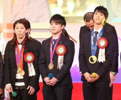 表彰を受けた（左から）吉田、内村、羽生