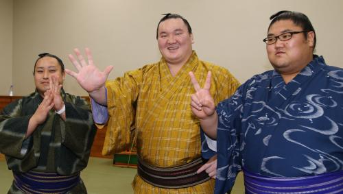 支度部屋で付け人の春日龍（左）、松葉山（右）と単独４位となる「９５２勝」を祝う白鵬