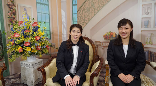 人生初ＭＣに挑戦する吉田沙保里（左）と登坂絵莉