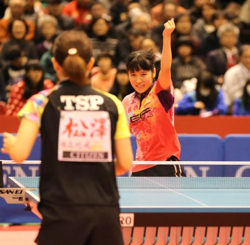 女子シングルス準々決勝、松澤茉里奈から得点を奪いガッツポーズを見せる平野美宇