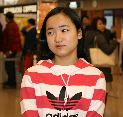 世界ツアーの今季初戦となるハンガリーへ向けて関西空港から出発した卓球の伊藤美誠