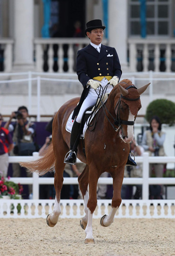 ２０１２年、ロンドン五輪の馬場馬術個人１次予選でウィスパー号と演技する法華津寛