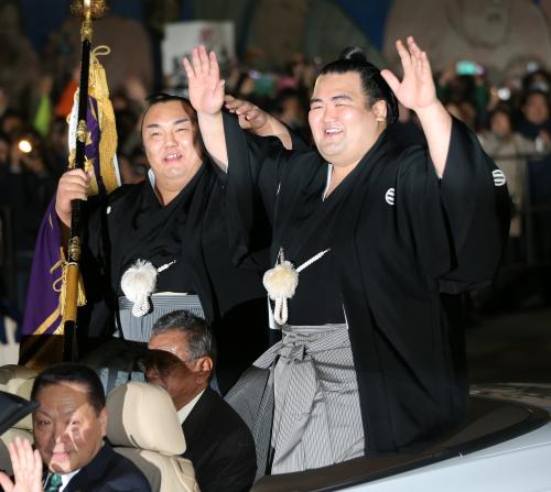 ＜大相撲初場所千秋楽＞パレードに出発する琴奨菊（右）と琴勇輝
