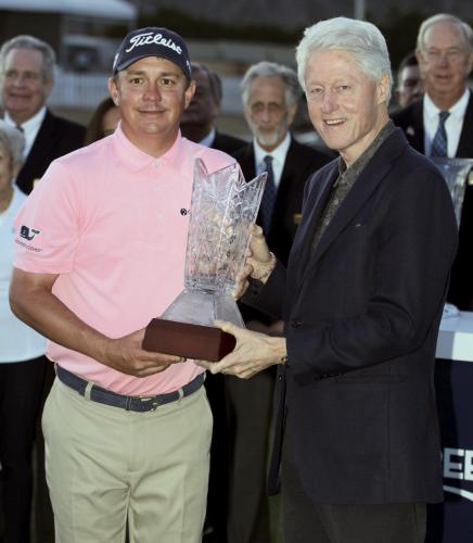 優勝したジェーソン・ダフナー（左）はビル・クリントン元米国大統領からトロフィーを贈られる　（ＡＰ）