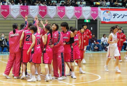 バスケットボール女子Ｗリーグのデンソー戦に勝利し、喜ぶシャンソン化粧品の選手たち