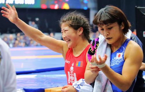 レスリング・ヤリギン国際の決勝でモンゴル選手（左）に敗れ引き揚げる女子58キロ級の伊調馨（保高幸子撮影）