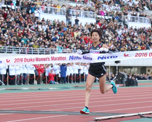 ＜大阪国際女子マラソン＞２時間２２分１７秒で優勝のゴールテープを切る福士加代子