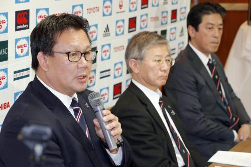 日本代表の新ヘッドコーチ決定について記者会見する日本ラグビー協会の薫田真広日本代表戦略室長（左）ら