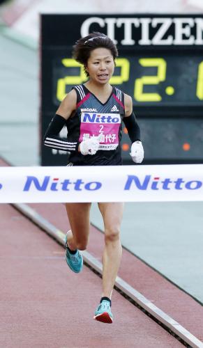 大阪国際女子マラソンで優勝した福士加代子＝１月３１日、ヤンマースタジアム長居