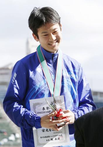 男子で日本人トップの３位に入り、表彰台で笑顔の茂木圭次郎