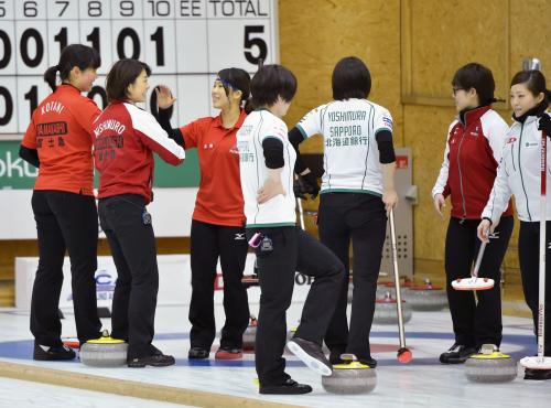 女子準決勝　延長の末、北海道銀行を破り決勝進出を決めて喜ぶ西室（左から２人目）ら富士急の選手