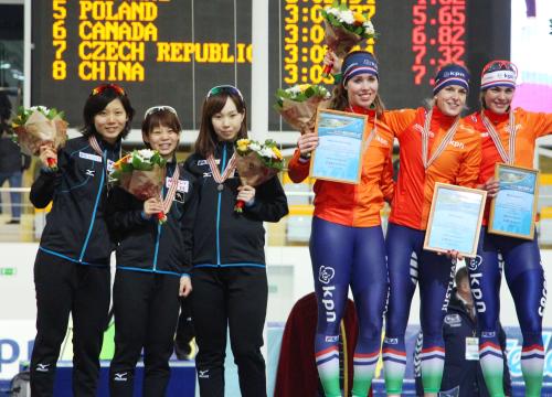 女子団体追い抜きで２位となり、表彰台で笑顔の（左から）高木美、高木菜、押切。右は優勝したオランダ