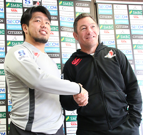 サンウルブズの初代主将に就いた堀江翔太（左）とマーク・ハメット・ヘッドコーチ