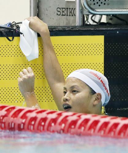 競泳コナミオープン女子４００メートル個人メドレー決勝　日本新で優勝し、ガッツポーズする清水咲子