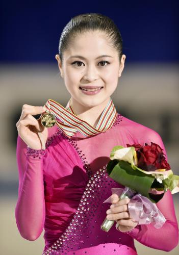 フィギュアスケートの四大陸選手権で初優勝を果たし、笑顔でメダルを掲げる宮原知子