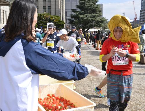 ＜京都マラソン２０１６＞京都市役所前で水分補給などをするマラソン参加者